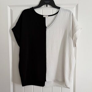 Split Black & White V-Neck Short Sleeve Top by Cotton Bleu Sz S Oversized Ptp 23